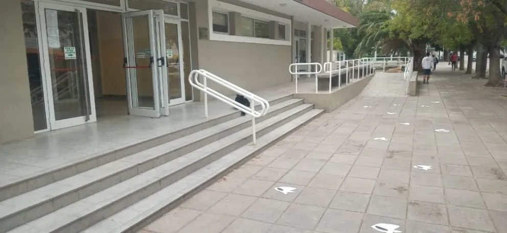 Pintaron pañuelos blancos en el hospital Zatti, símbolos de la lucha por la memoria