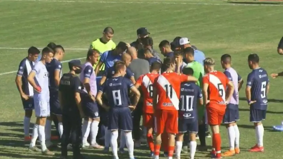 Video: agredieron a un arquero y se suspendió el partido