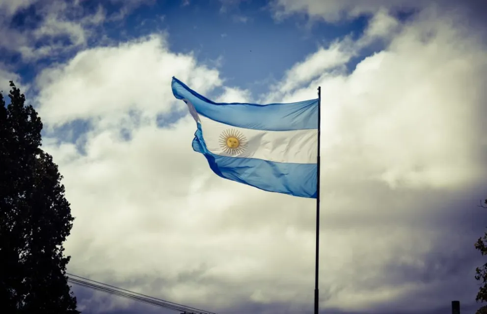 Colocaron una enorme bandera de Argentina en la costanera viedmense