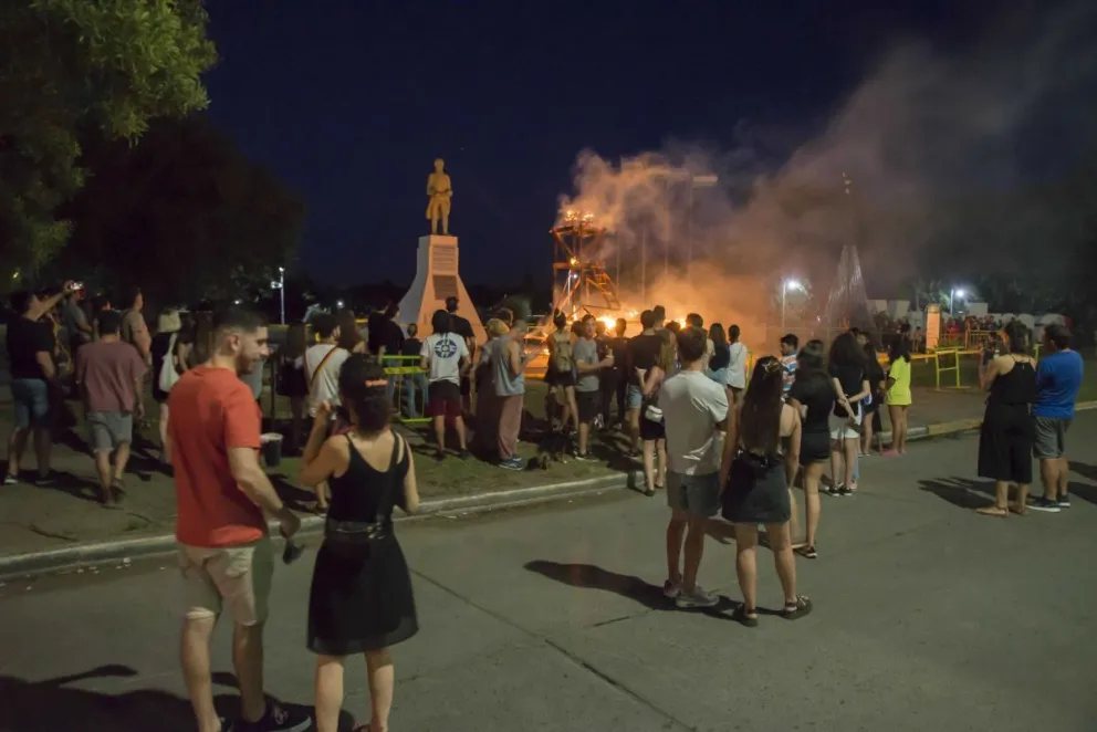El colectivo “NoMonumento” expondrá en Valcheta, tras quemar un mangrullo frente al Fundador de Viedma