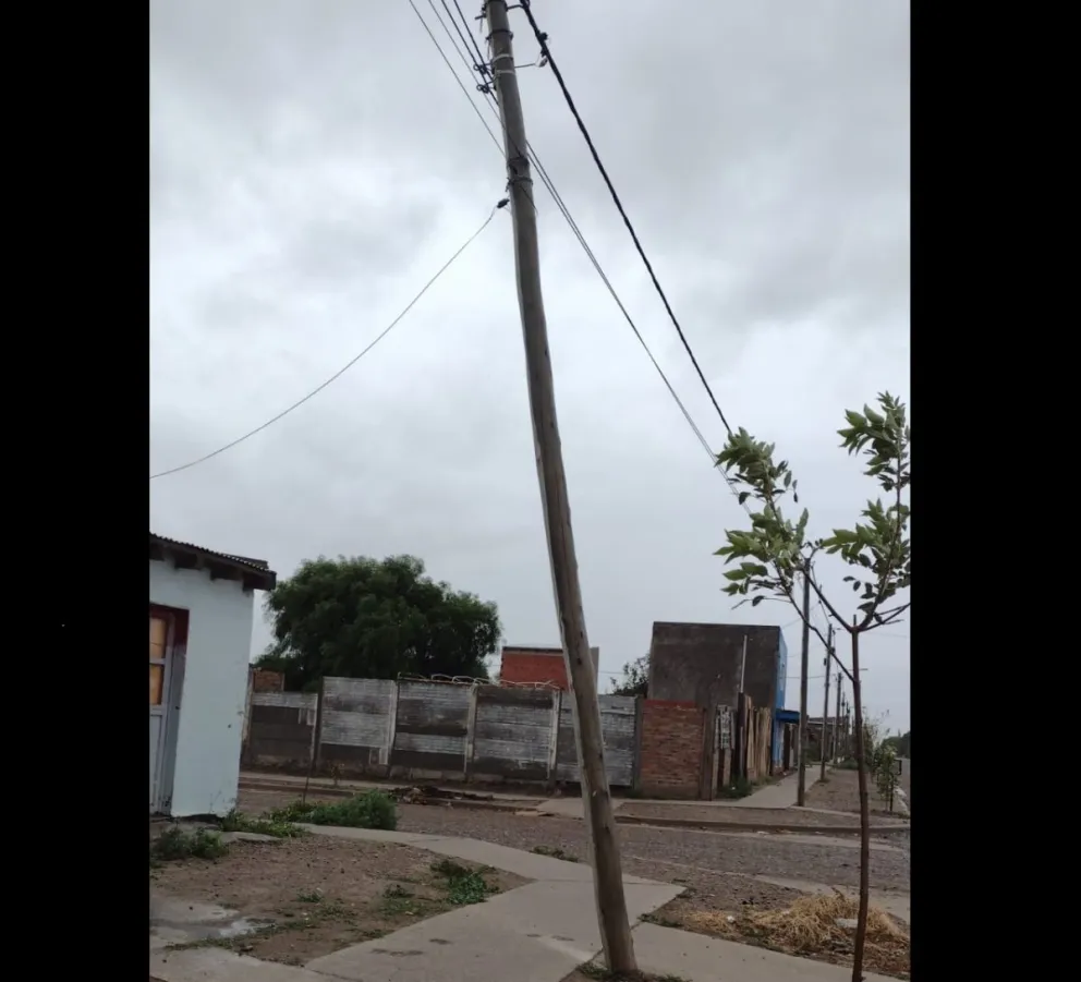 Vecinos alertan peligro por un poste de luz que está por caerse