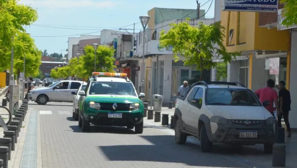 Inspectores de tránsito recorren la calle Buenos Aires de Viedma.