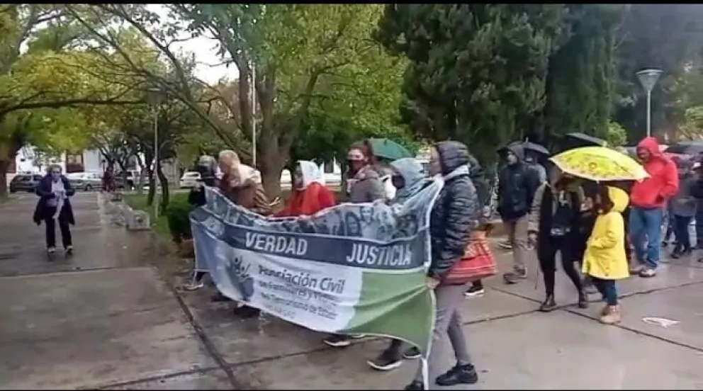 Ni la lluvia destiñó el recordatorio por el 24 de Marzo en la plaza San Martín