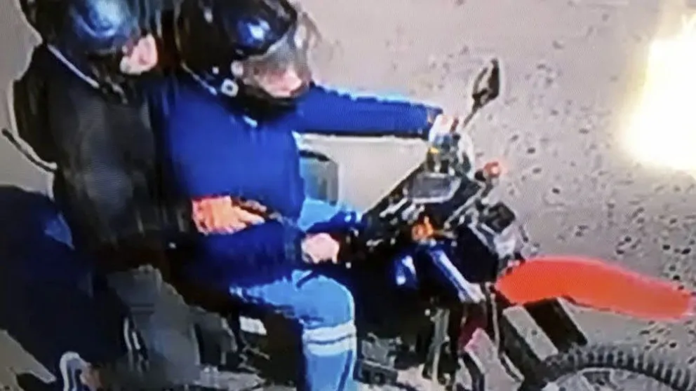 Terror en el barrio San Martín: motochorros la asaltaron a mano armada