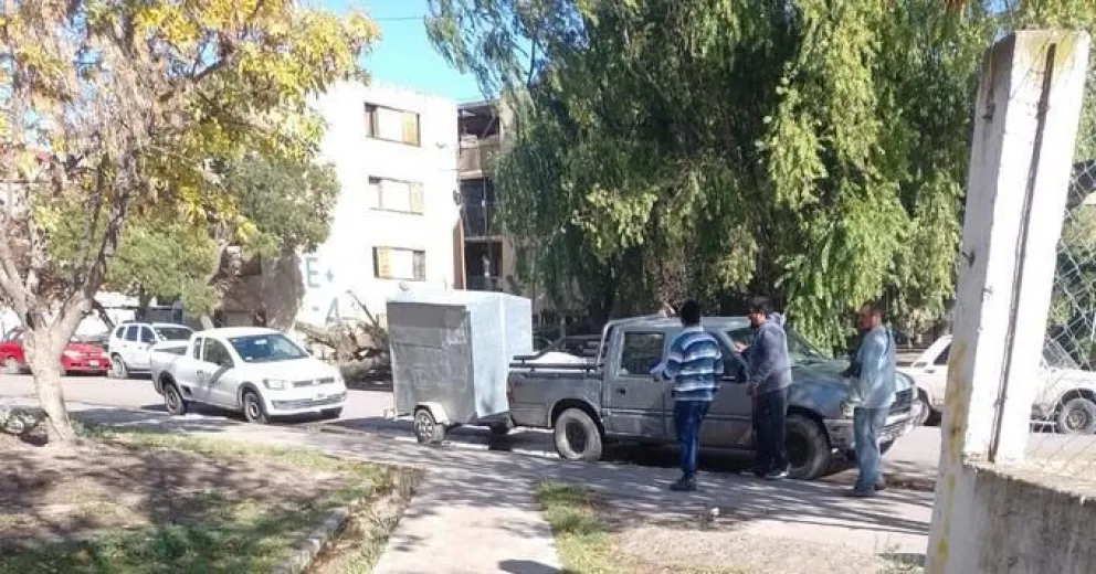 Barrio Guido: más de dos años bañándose en un fuentón
