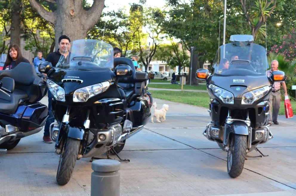 Varias motos de lujo embellecieron la calle Buenos Aires
