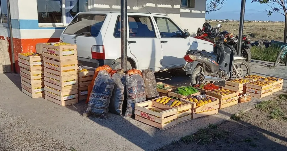 Cada vez que asoman transportes "truchos" con mercadería,  están los inspectores municipales