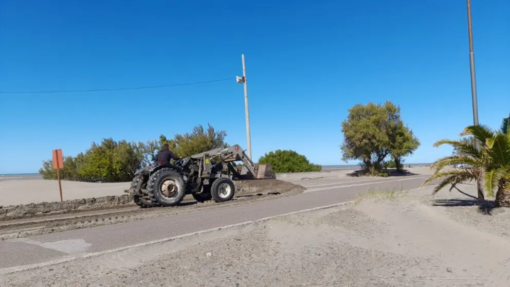 Despejan de arena varias cuadras de la costanera de El Cóndor