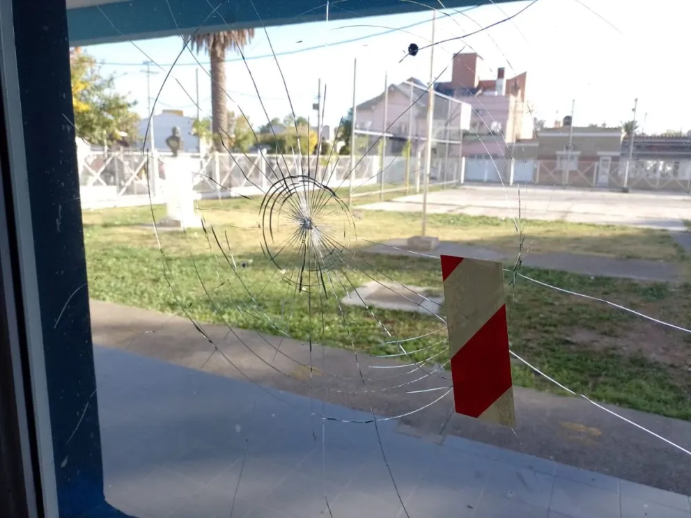 Con parches en los vidrios, vuelven las clases a los tres turnos del Colegio 8