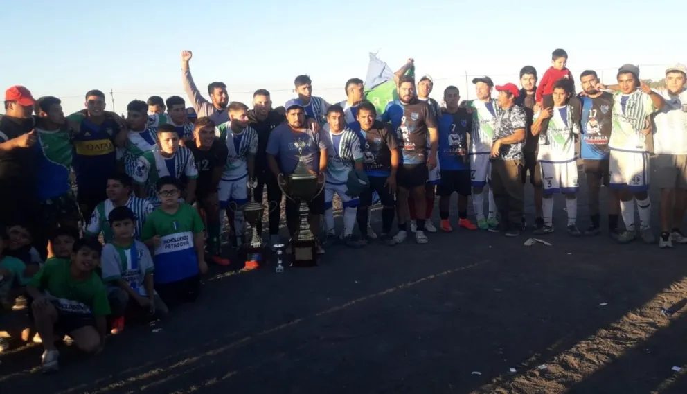 La mejor foto de la final: jugadores de Guido y del Progreso se abrazaron tras el partido