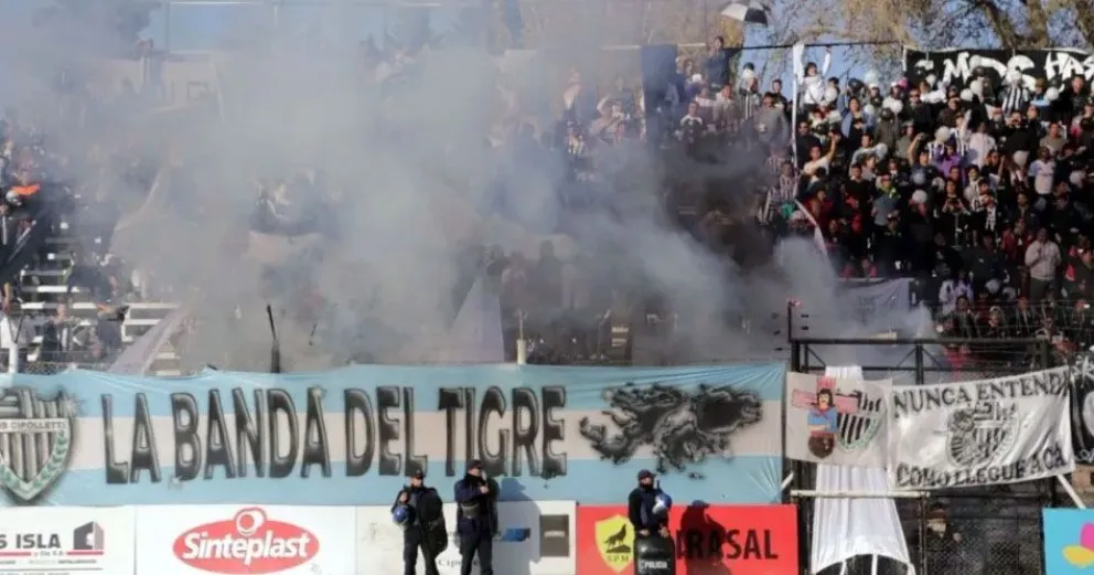 La barra brava de Cipo apretó a sus jugadores y les robó pertenencias