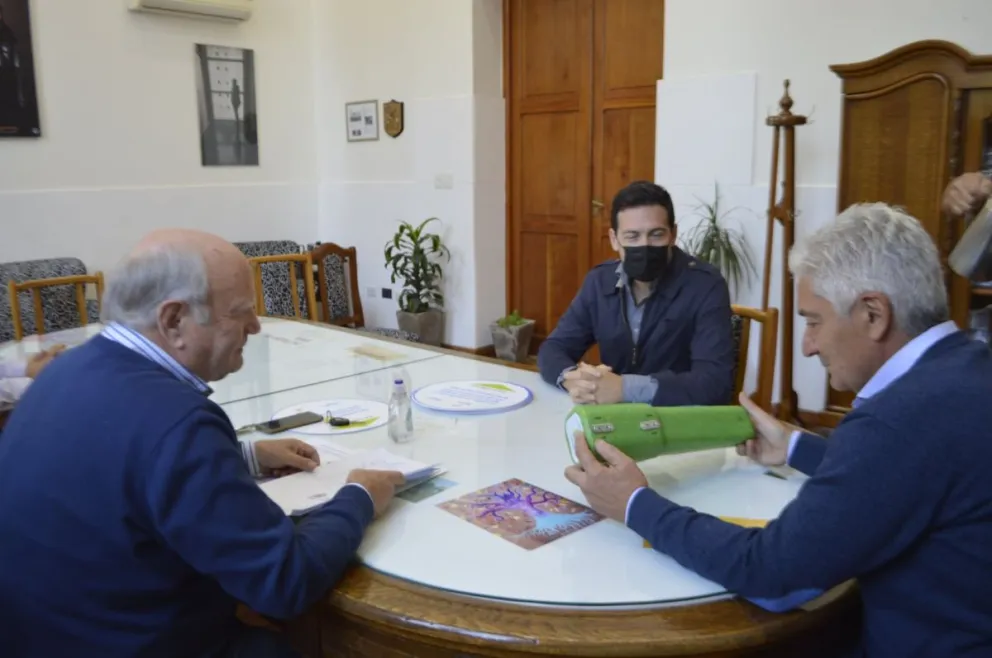 Firman convenio con Camuzzi para la colocación de eco-ceniceros 