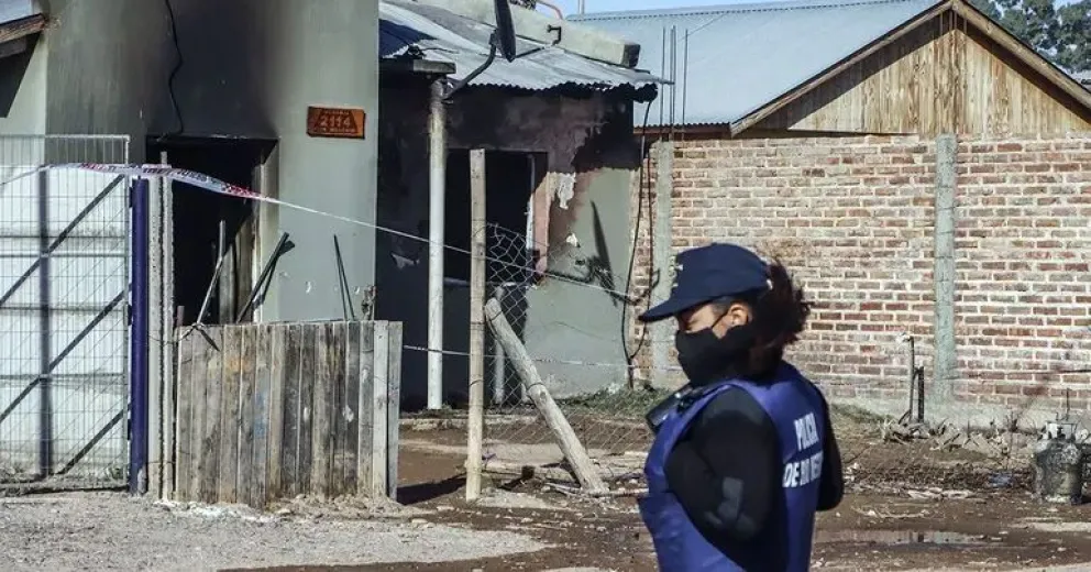 Incendio fatal en Fernández Oro: Uno de los hermanos está grave en el Hospital
