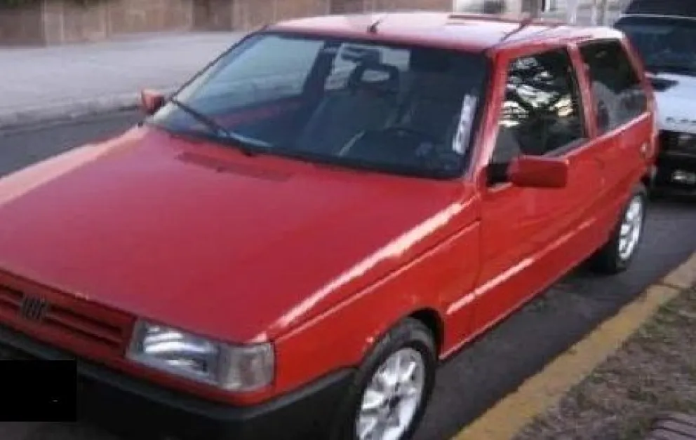Temor por delincuentes que se mueven por las calles de Viedma en un Uno rojo
