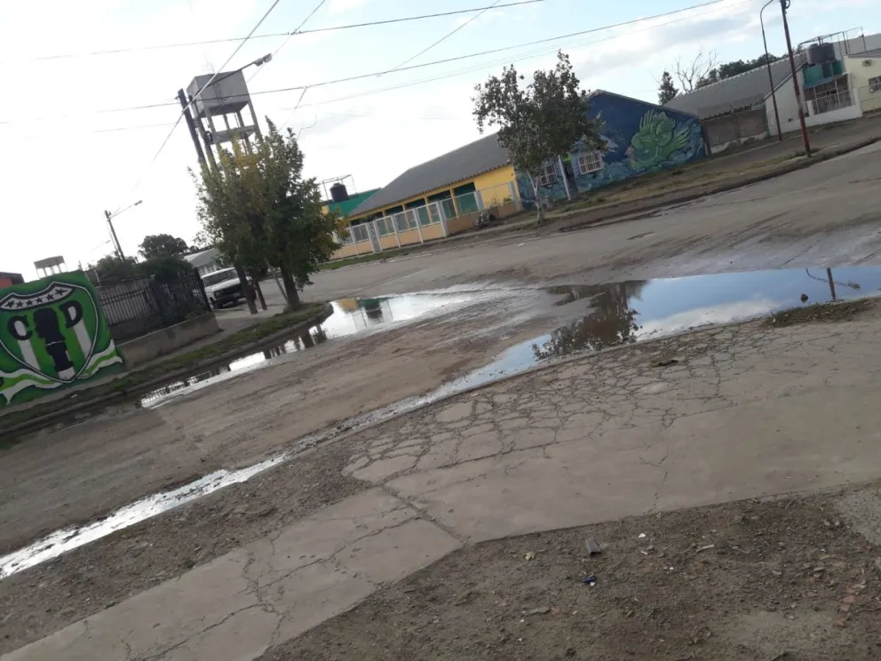  Cloacas colapsadas, olores, aguas servidas y reclamo de vecinos del Inalauquen