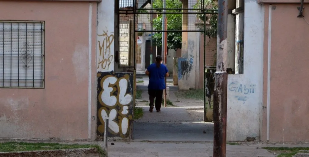 Le pegaron y le robaron a una adolescente en Las 1016 Viviendas
