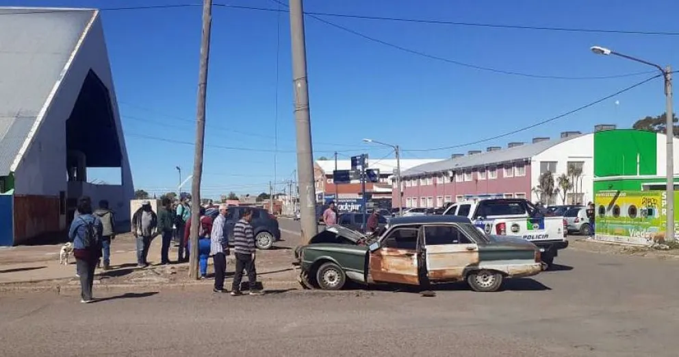Un Falcon terminó incrustado contra un poste de hormigón