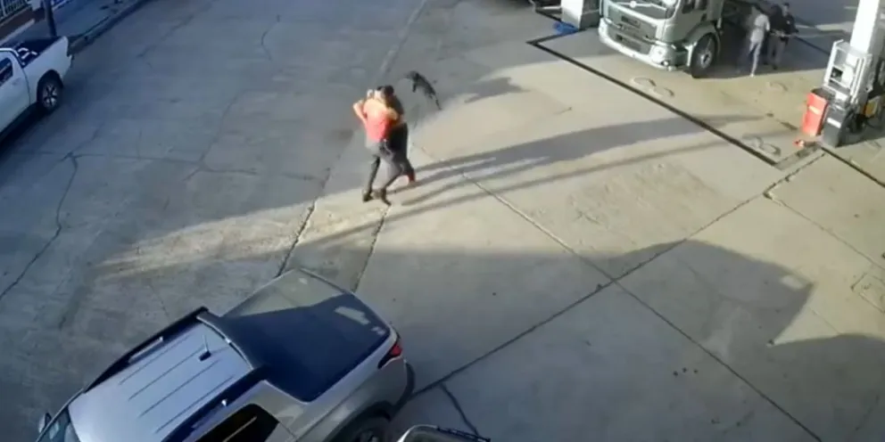 Video: tremenda pelea entre un playero y un cliente en Villalonga