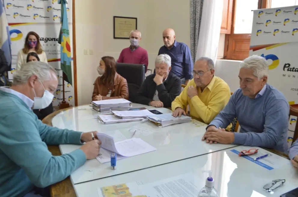 Se firmaron los contratos para el inicio de seis obras en el barrio Villa Del Carmen