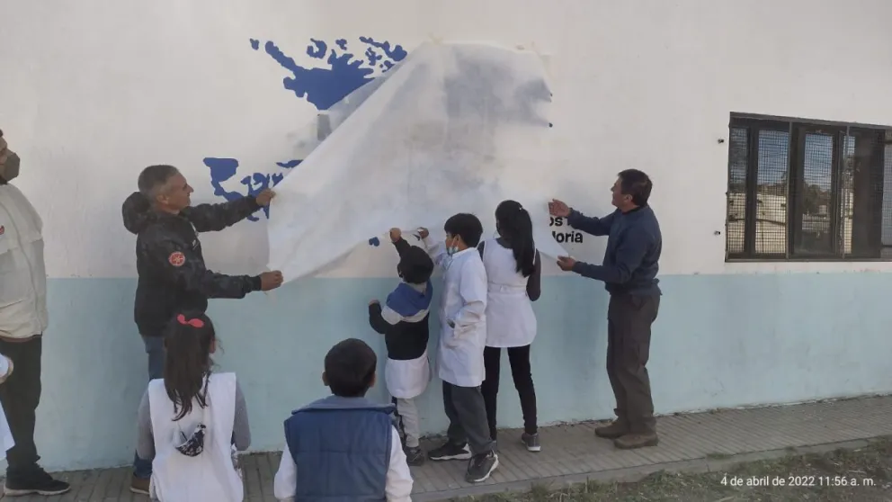 Alumnos y veteranos de guerra inauguraron un mural de Malvinas en el barrio Mi Bandera
