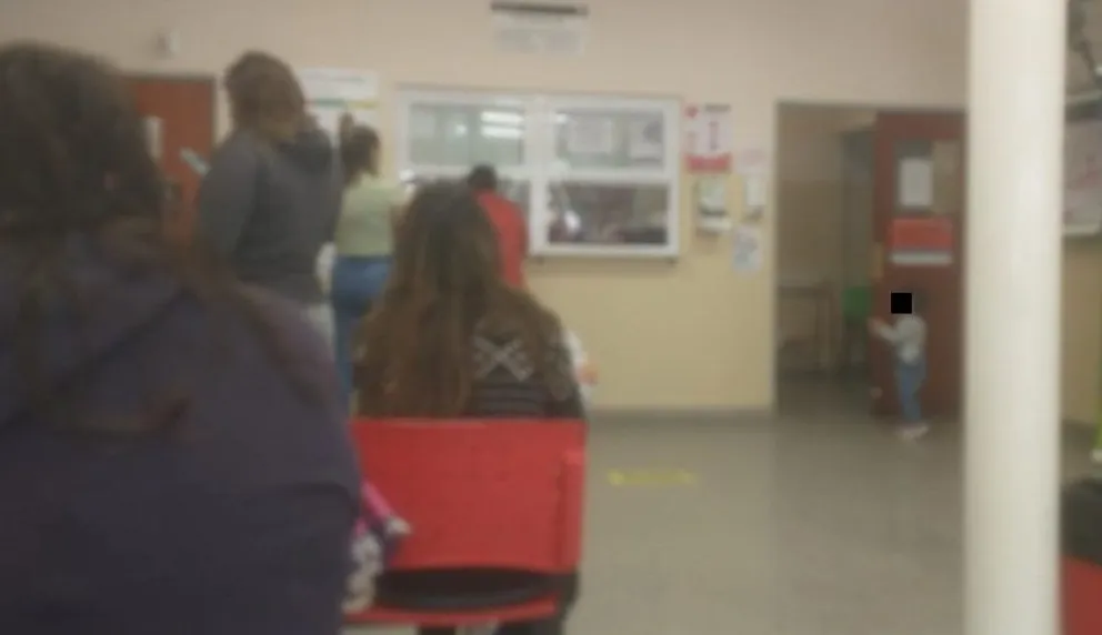 Quejas por las esperas interminables en el Zatti: “Siempre pasa lo mismo”