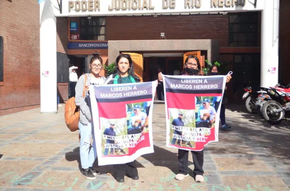 Familiares de Marcos Herrero se concentraron frente al Poder Judicial 