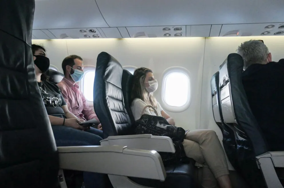 Cuáles son las aerolíneas que ya no piden el uso de barbijo durante el vuelo 
