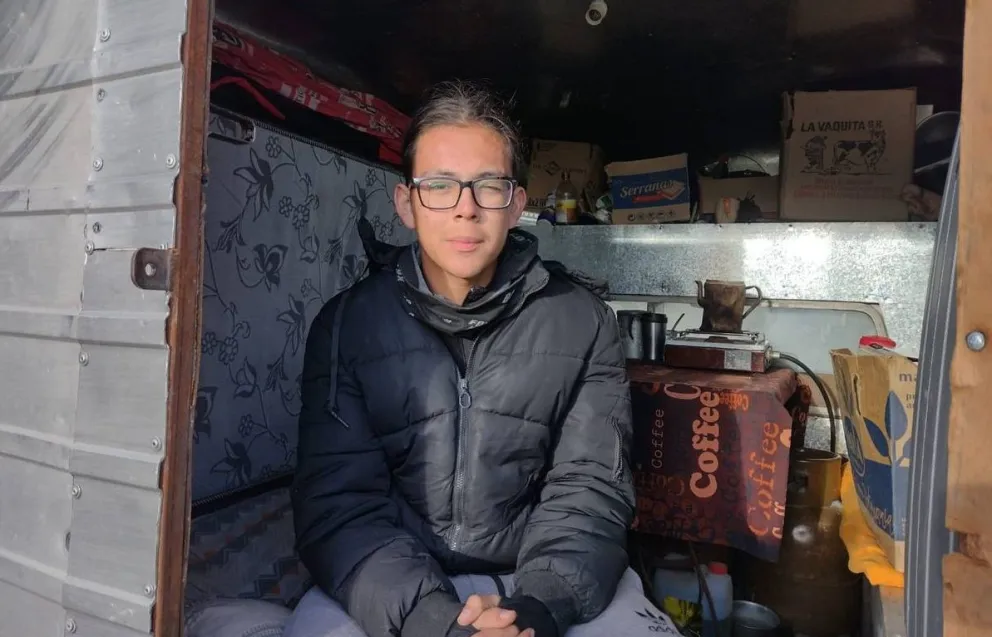 Facundo Mora, el joven que para poder estudiar en Bariloche dormía en una camioneta, tuvo un final feliz