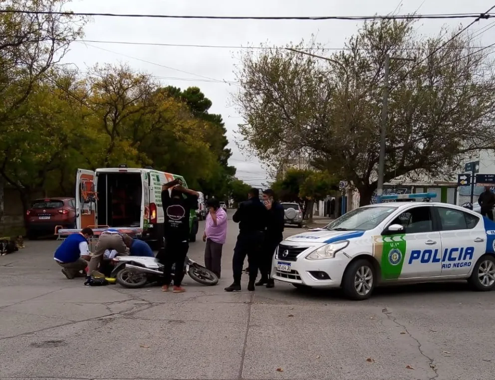 Una motociclista resultó con fuertes golpes tras chocar contra un furgón de correo