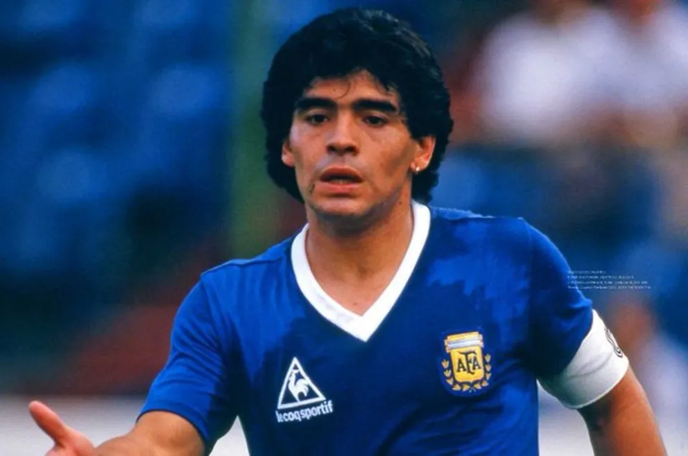 Una cuenta de Twitter confirma que la camiseta que tiene Steve Hodge es con la que Maradona anotó los dos goles a Inglaterra
