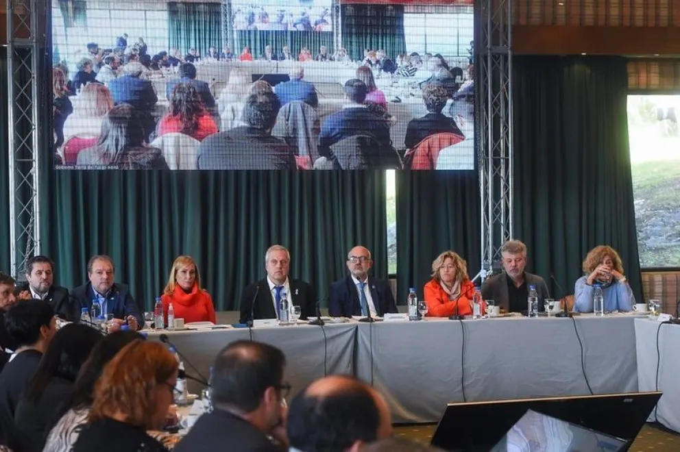 Abrirán el debate a docentes para achicar la grieta sobre la ampliación de una hora de clases