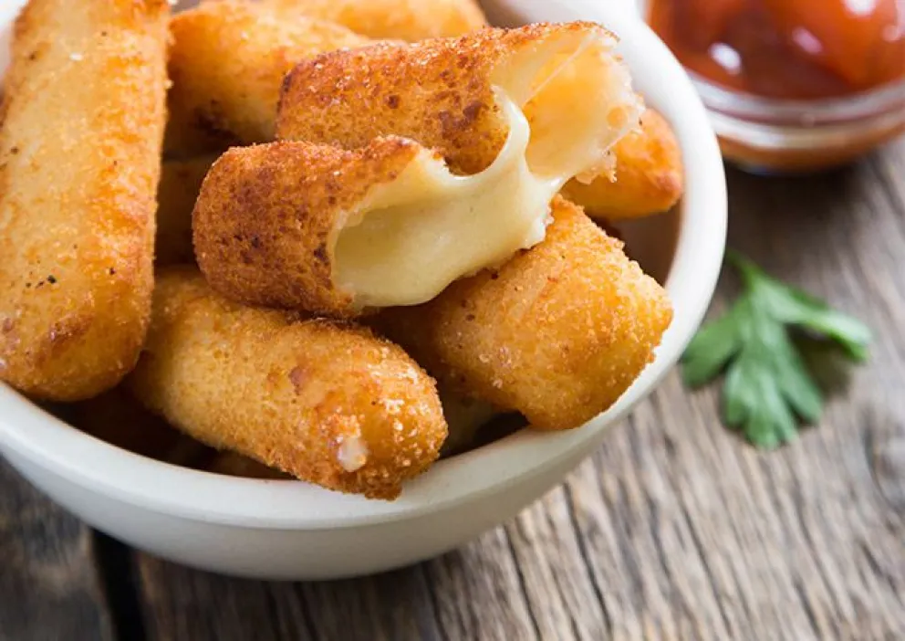 Cómo preparar bastones de queso en solo 10 minutos: ideal para este sábado a la noche