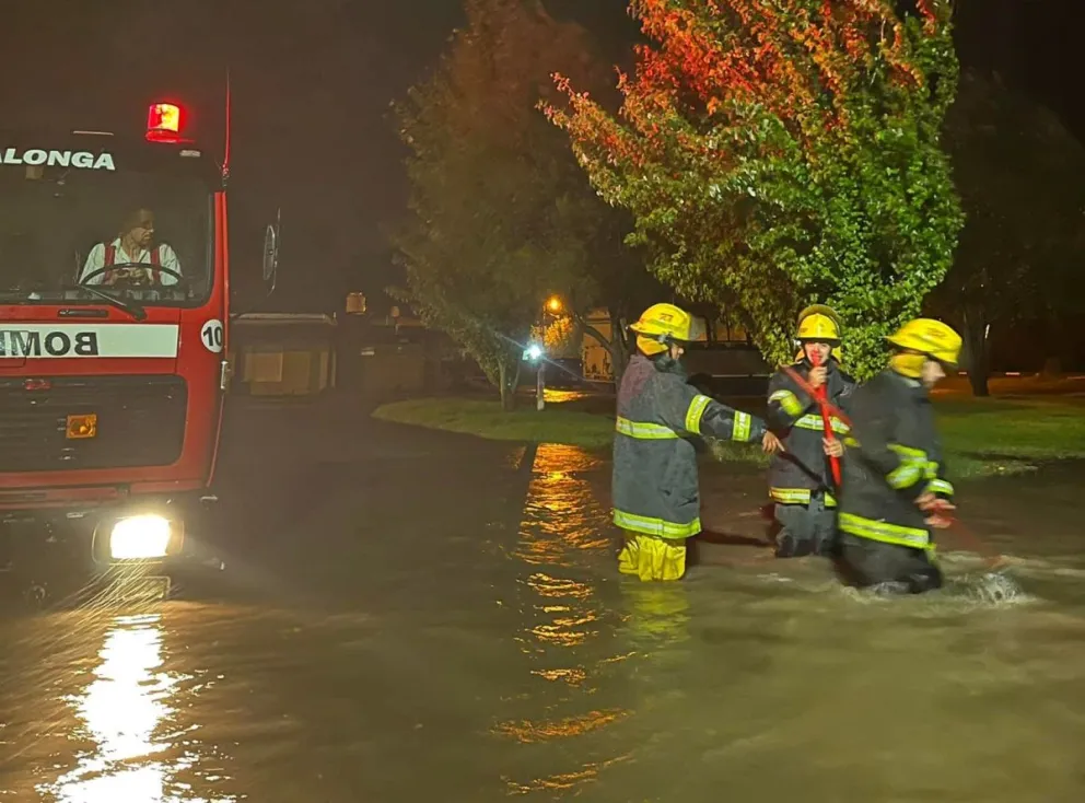 Cayeron 102 milimetros de agua y los bomberos tuvieron que salir a destapar desagües 