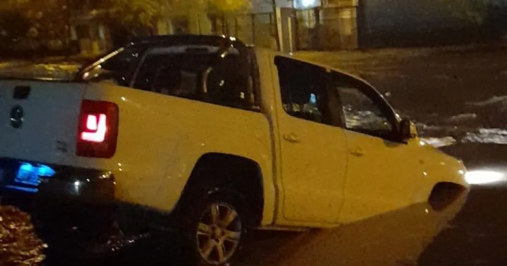 Un auto y una camioneta cayeron de punta en un profundo charco