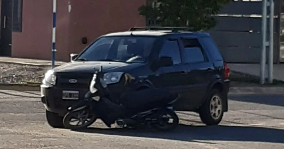 Fue interceptada por una camioneta y le robaron la moto