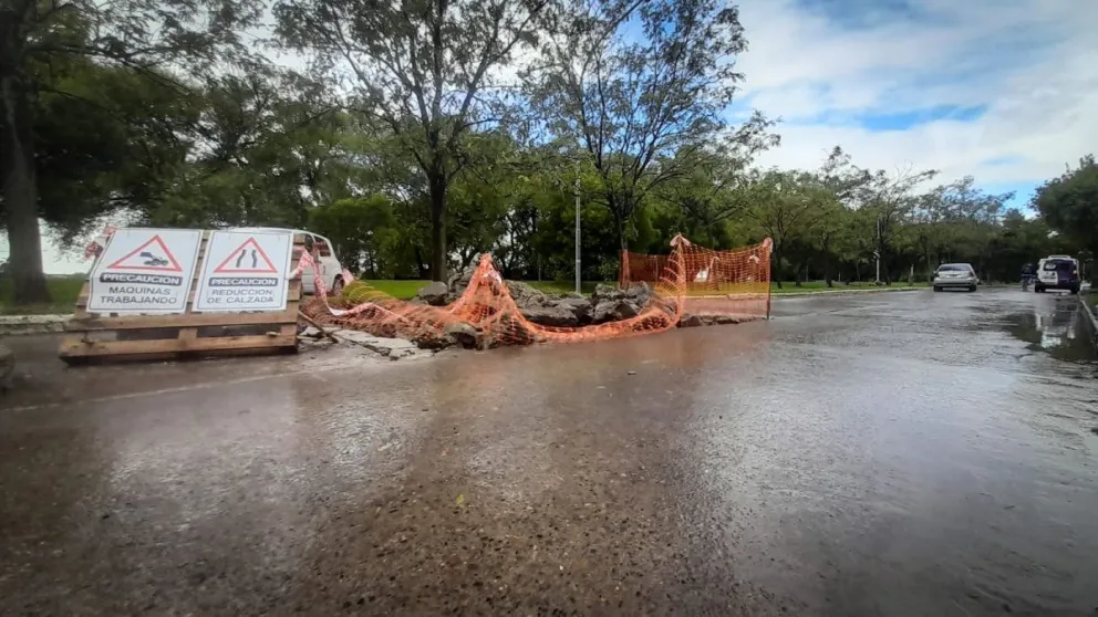 Una jueza chocó y derribó un poste de luz por esquivar una obra con poca señalización en la Costanera