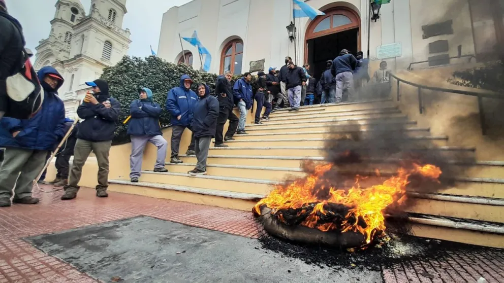 Tensión en la municipalidad de Patagones: trabajadores rompieron puertas y llegaron al despacho del intendente