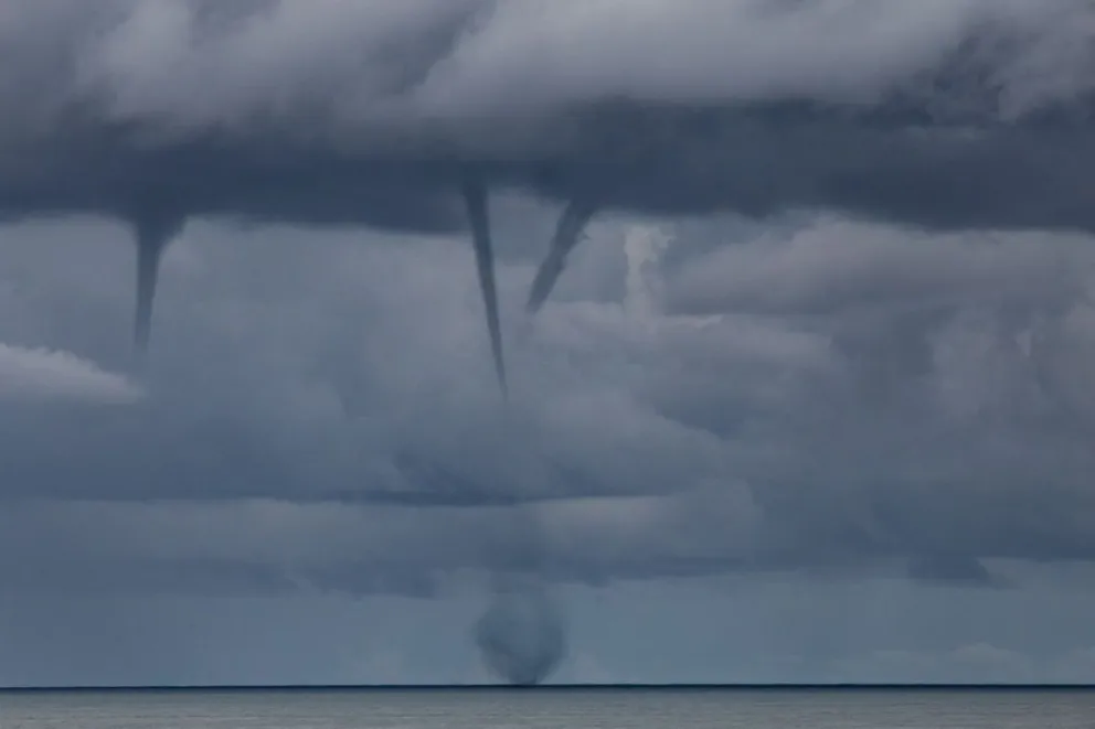 Marcelo Minichelli capturó tres vórtices sobre el mar