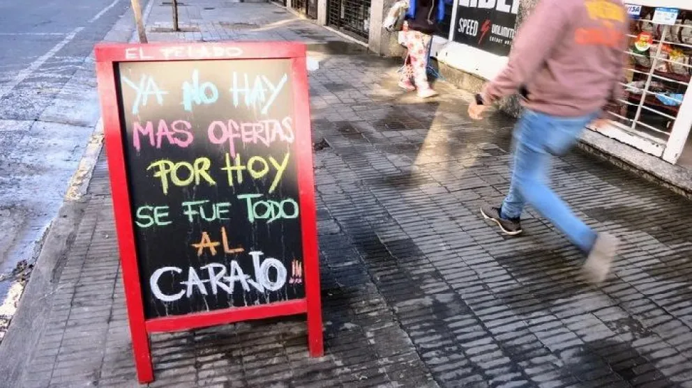 “Se fue todo al carajo”: el cartel de un comercio argentino que se volvió viral