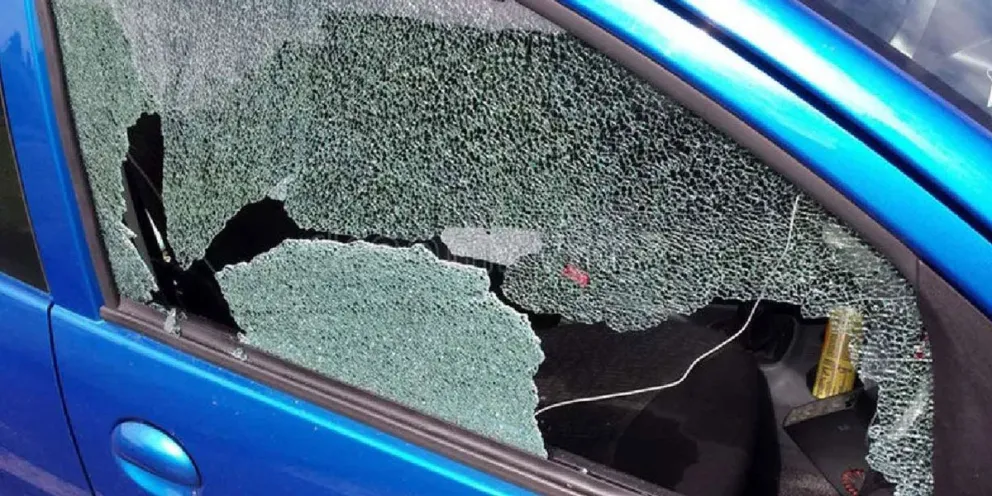 Lo encontró con la que sospechó le era infiel y le rompió el auto a piedrazos