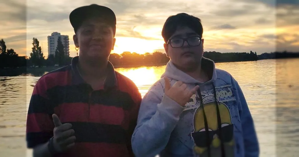 Dos niños del barrio Guido fueron guías y la rompieron en un video de Youtube