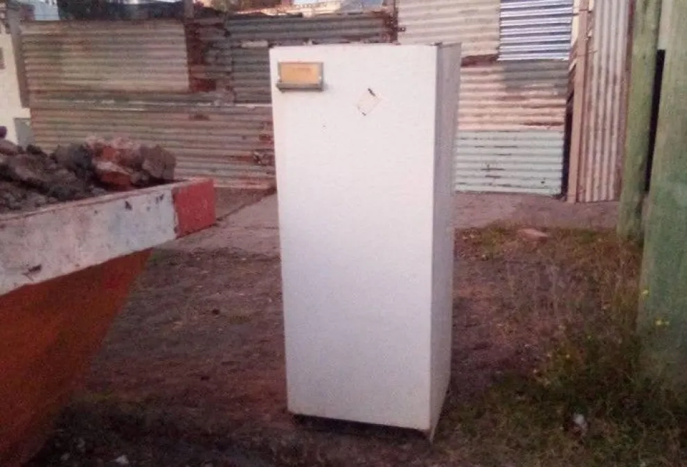 Dejó una heladera en la vereda y no duró ni 15 minutos 