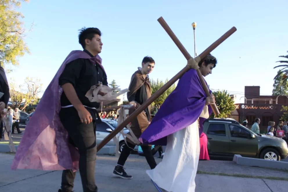 Viedma tuvo una alta concurrencia de personas en el Vía Crucis
