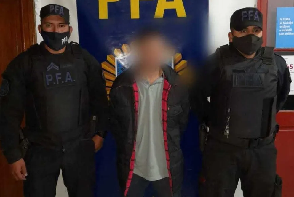 Atraparon a un taxista de Viedma que hacía deliverys de drogas arriba de su coche