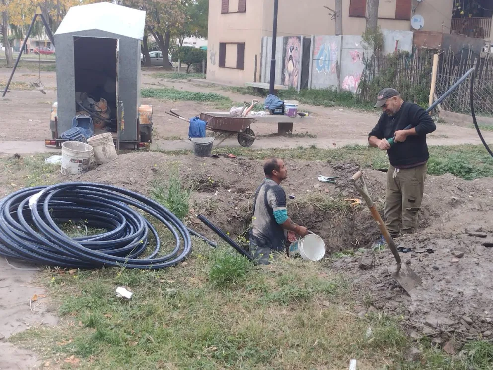 Avanzan obras de recambio de cañerías de agua en el barrio Guido