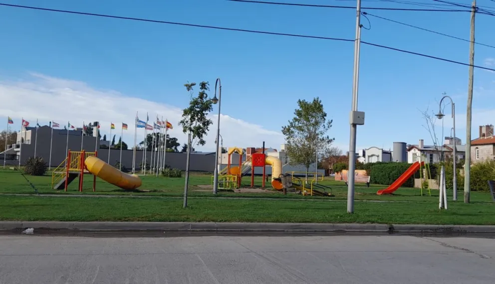 Destrozos en la plaza de los Inmigrantes: trabajan para dar con los vándalos 