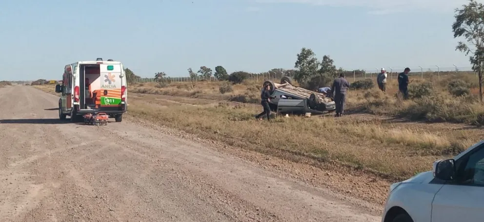 Perdió el control y volcó camino al aeropuerto