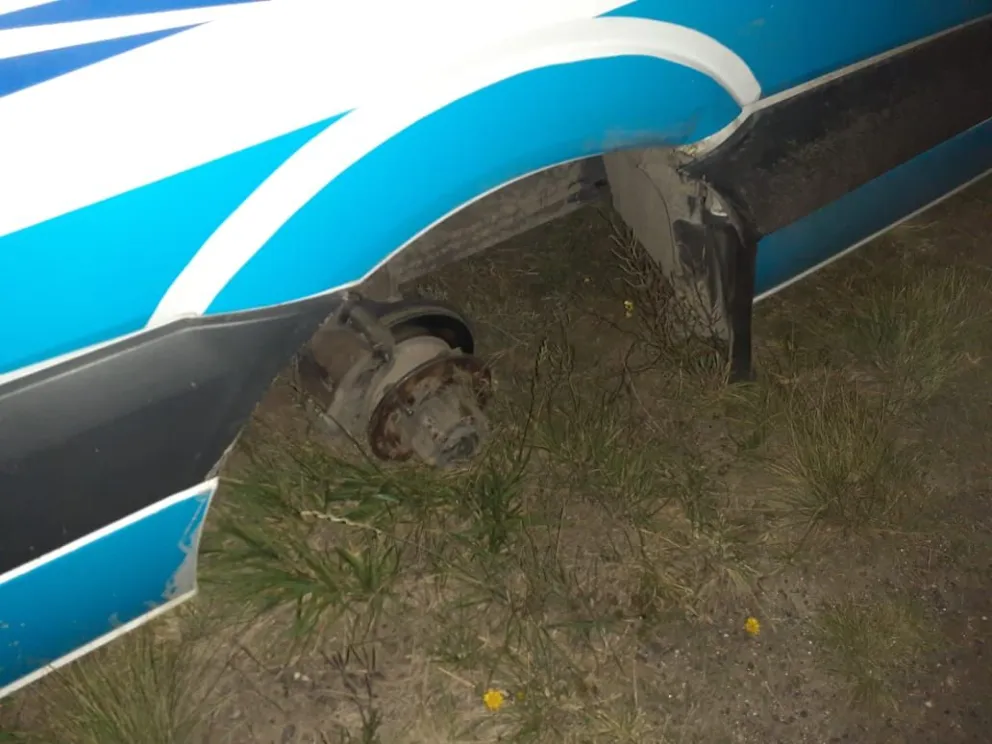 Un peligro: se le salieron dos ruedas a una combi de la Policía 