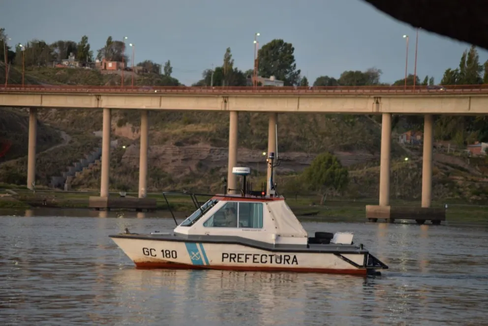 Comienza el quinto día de búsqueda de Víctor Elosegui en aguas del río Negro