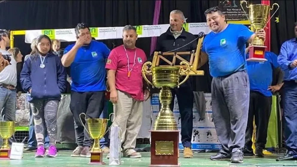 Un maragato se consagró el mejor esquilador de ovejas de la Patagonia
